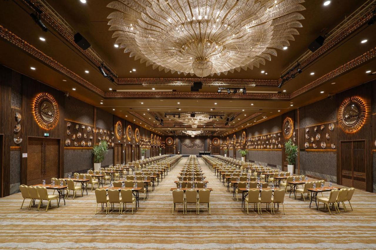 Sheraton & Convention Center Otel 5*