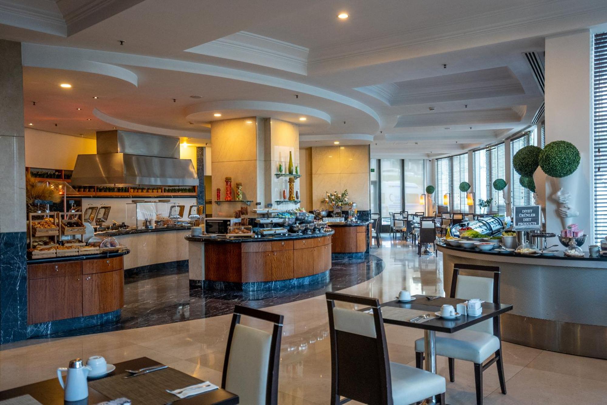 Sheraton & Convention Center 5*