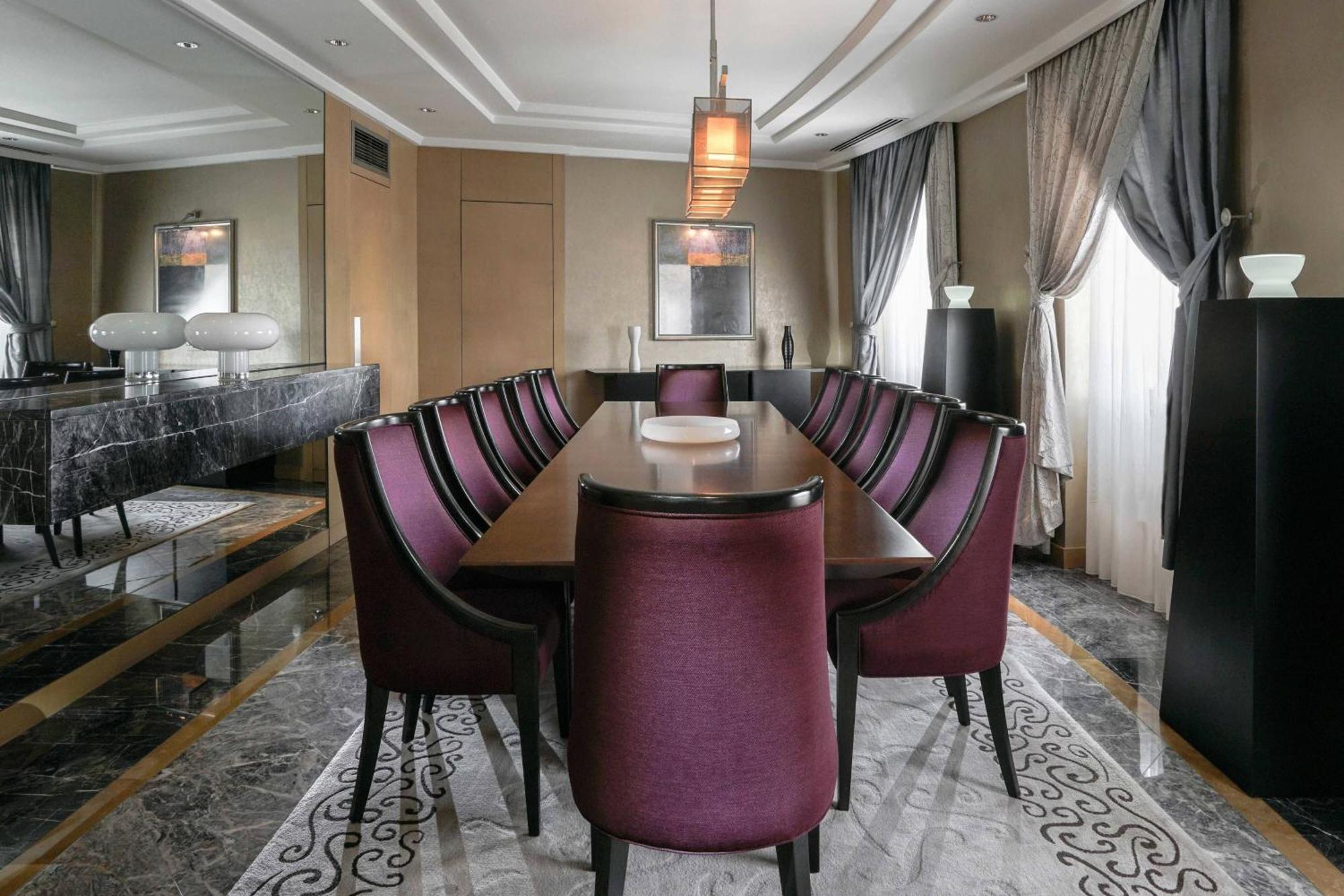 Otel Sheraton & Convention Center 5*